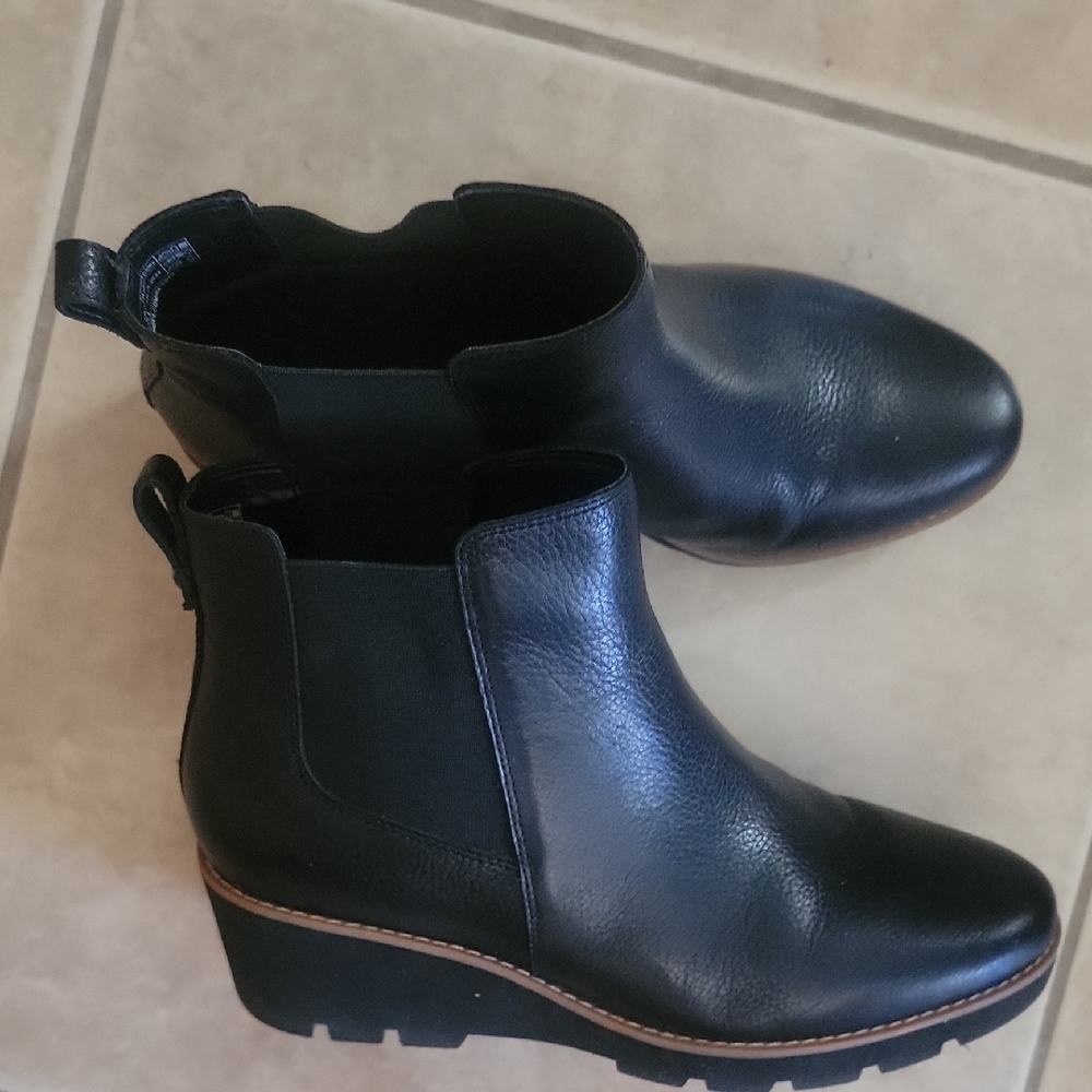Vionic Black Ankle Boots with Elastic Panels and Durable Soles